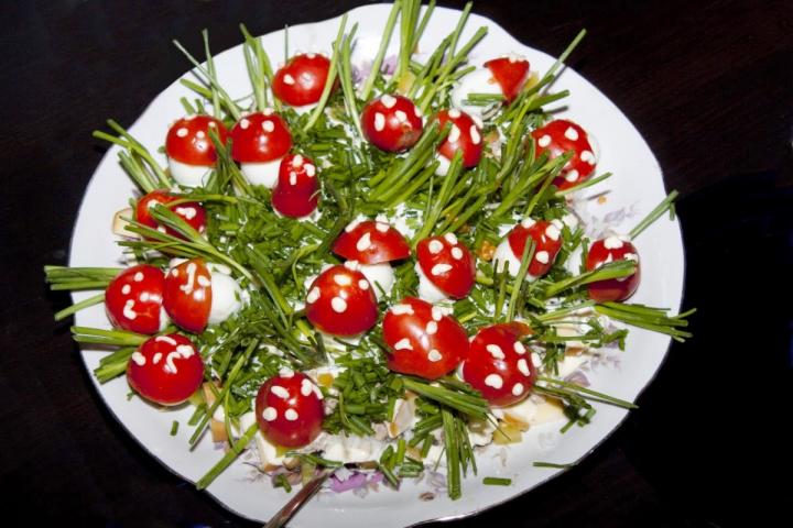 Salata od mocarele, seri paradajza i ...(po zelji)