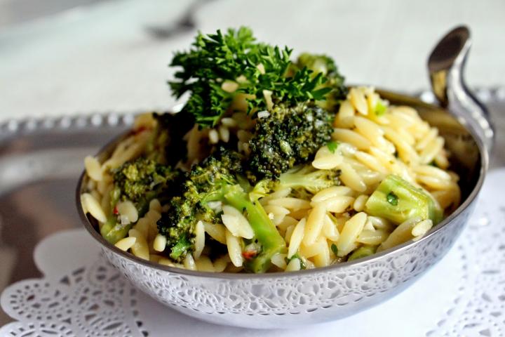Orzo pasta sa limunom i brokoli