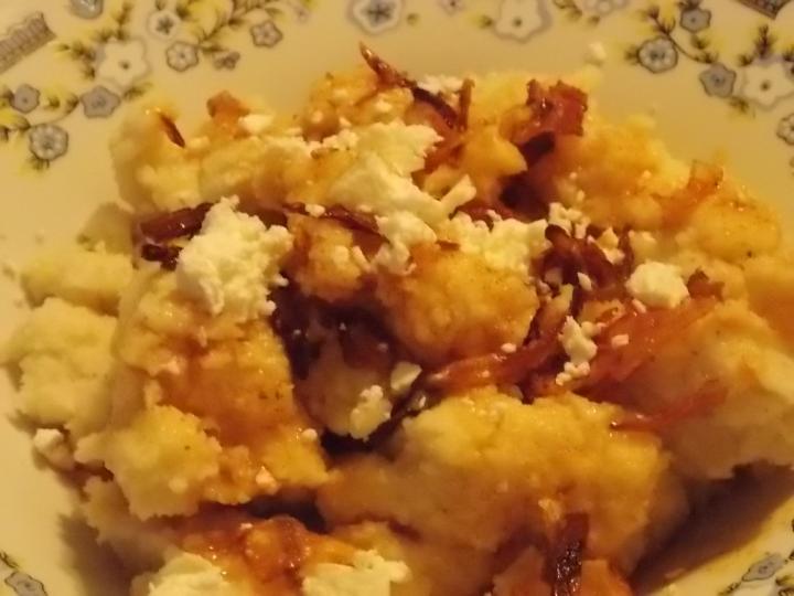 Kačamak sa suvom slaninom i sirom